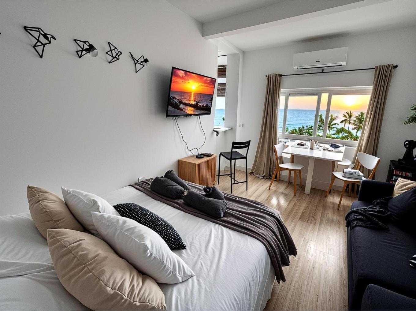 Beachfront Studio ,The View Calahonda, Panoramic Sea Views Sitio de Calahonda المظهر الخارجي الصورة